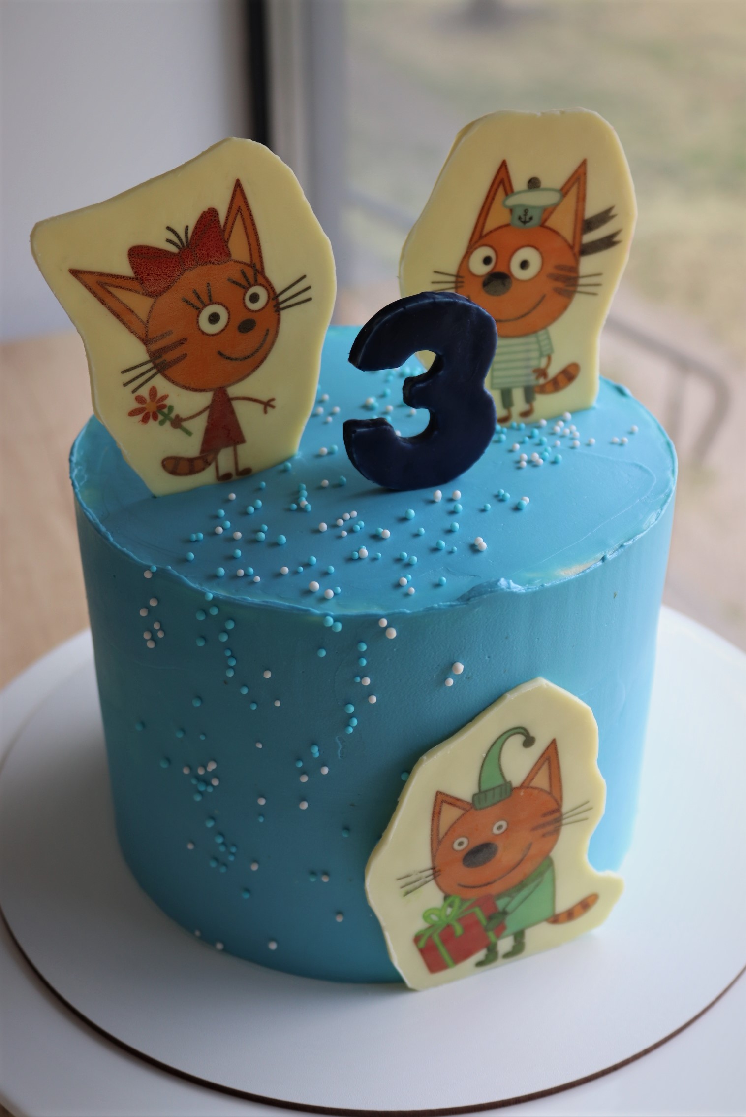 Тортик с шоколадными персонажами из мультфильма Три Кота