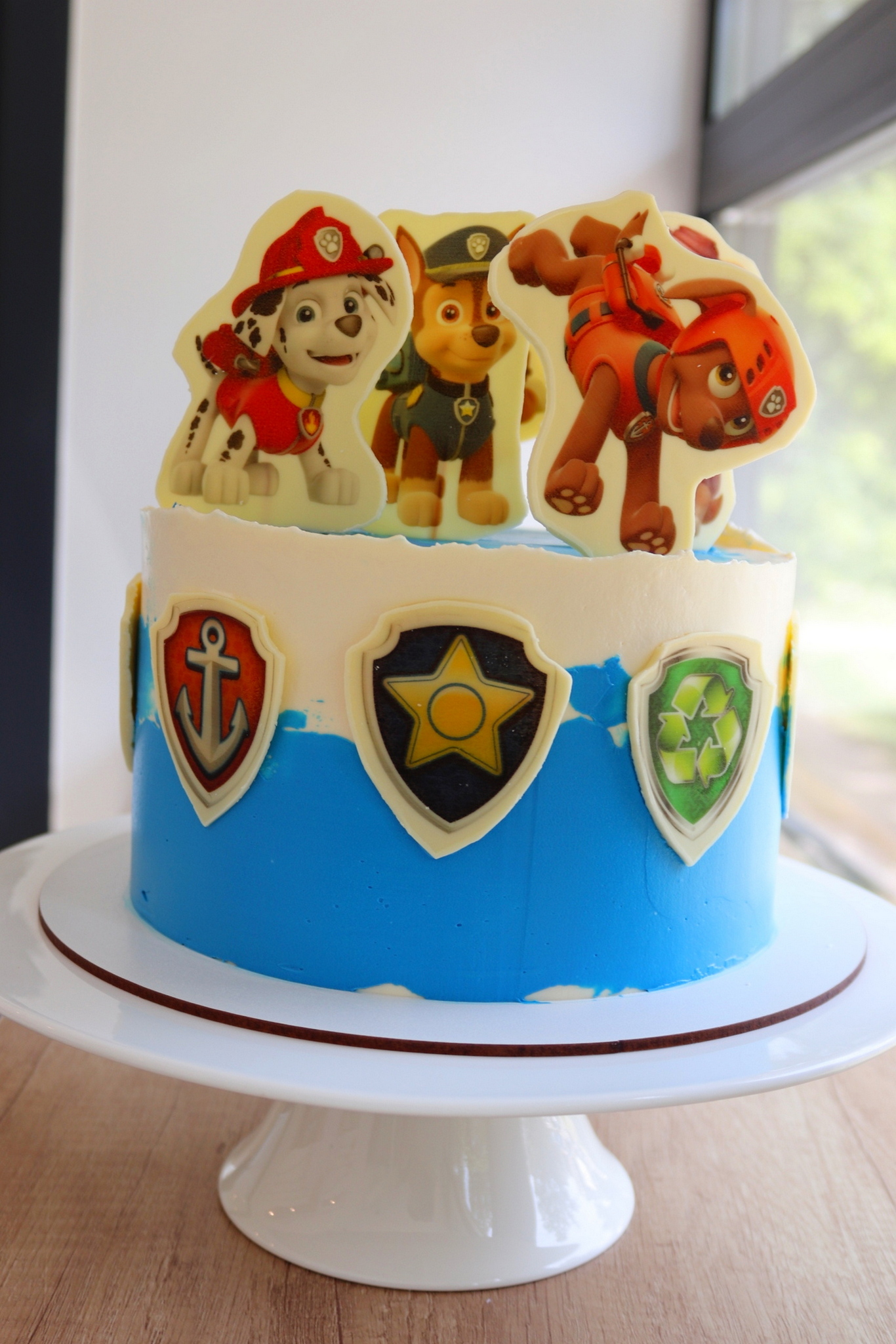 Потрясающий торт украшен персонажами из мультфильма Щенячий патруль