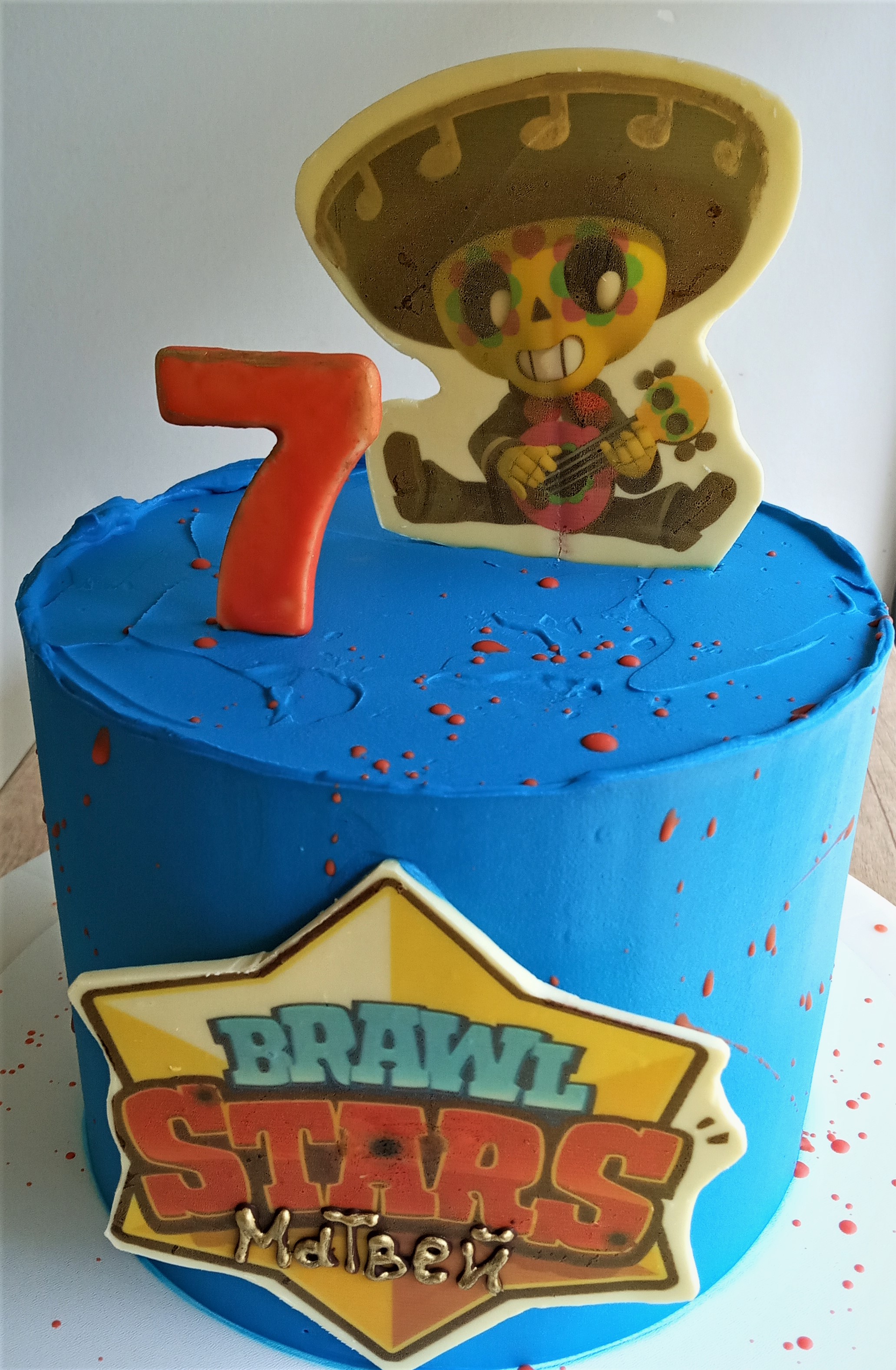 Для украшения торта использованы шоколадные фигуры персонажей MARWEL